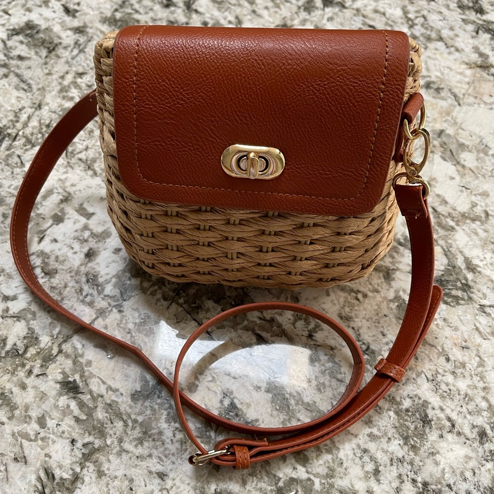 New without tag raffia crossbody bag
W 11’ H 8’